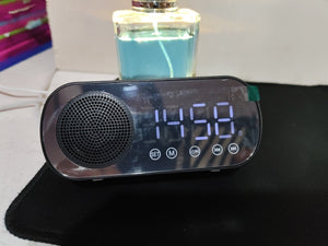 ساعة منبه موسيقية بتقنية بلوتوث، مرآة، راديو FM، ساعة رقمية LED مع منبه مزدوج، غفوة، ساعة طاولة USB، حامل هاتف 